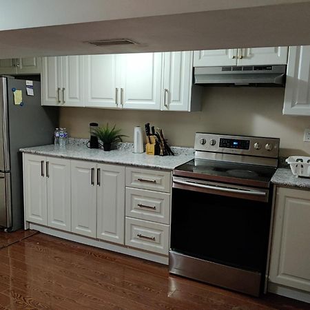 Spacious Mbr Near Kennedy Subway & Go Торонто Екстер'єр фото