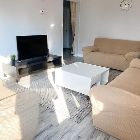Spacious Mbr Near Kennedy Subway & Go Торонто Екстер'єр фото