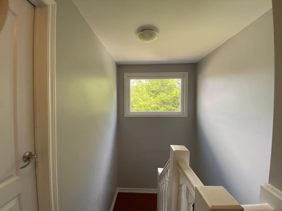 Spacious Mbr Near Kennedy Subway & Go Торонто Екстер'єр фото