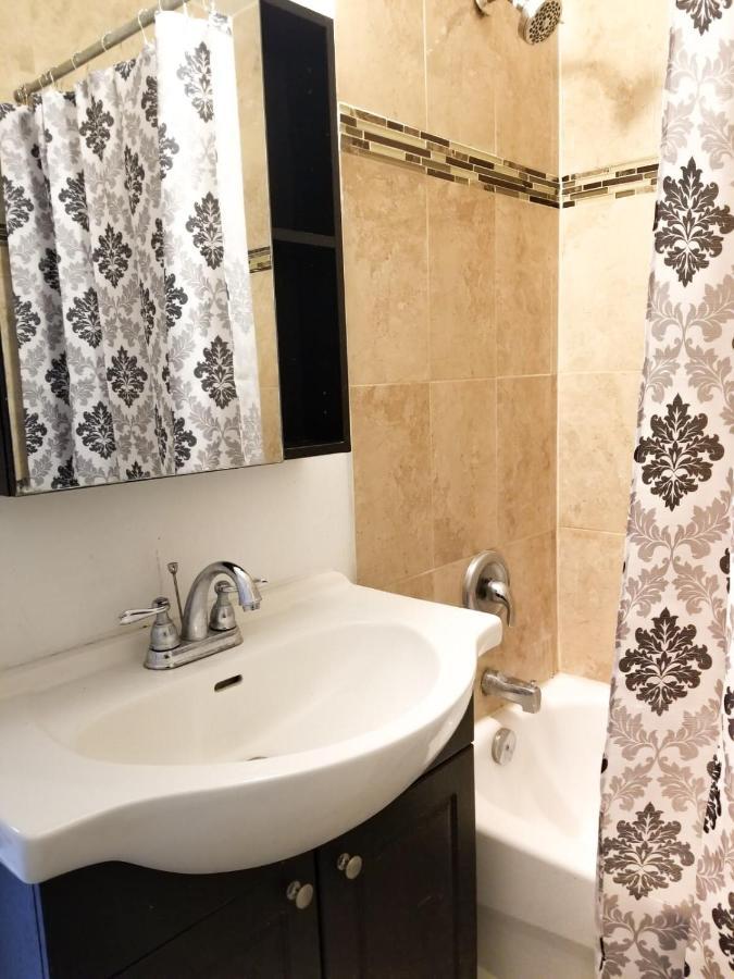 Spacious Mbr Near Kennedy Subway & Go Торонто Екстер'єр фото