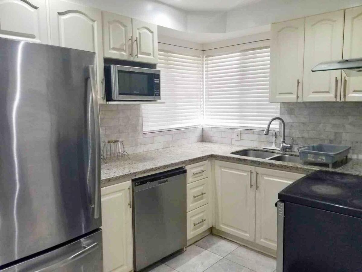 Spacious Mbr Near Kennedy Subway & Go Торонто Екстер'єр фото