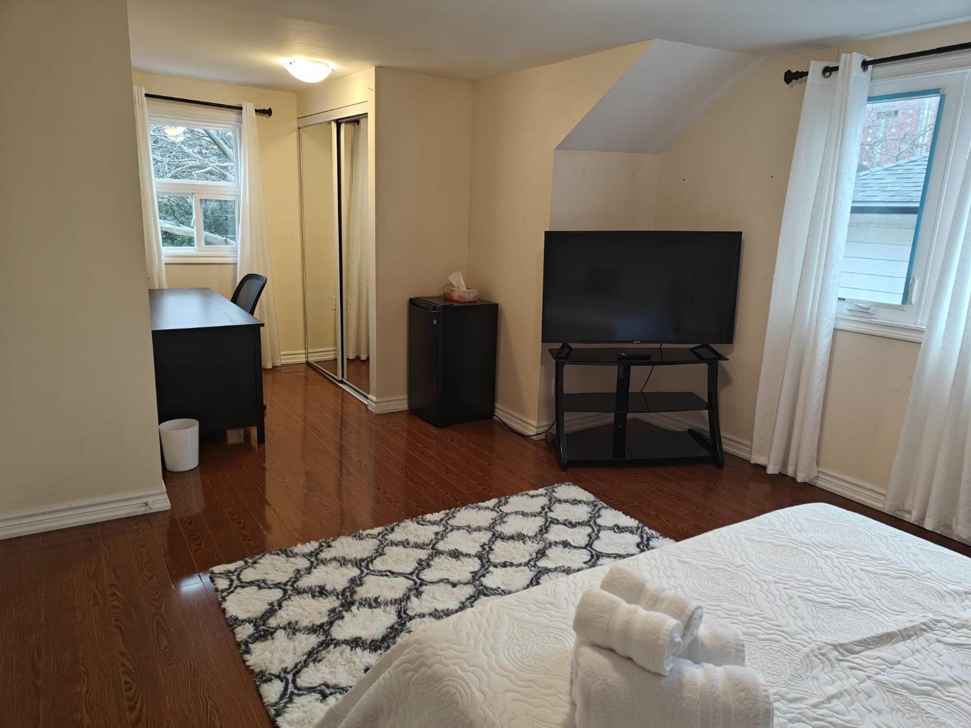 Spacious Mbr Near Kennedy Subway & Go Торонто Екстер'єр фото