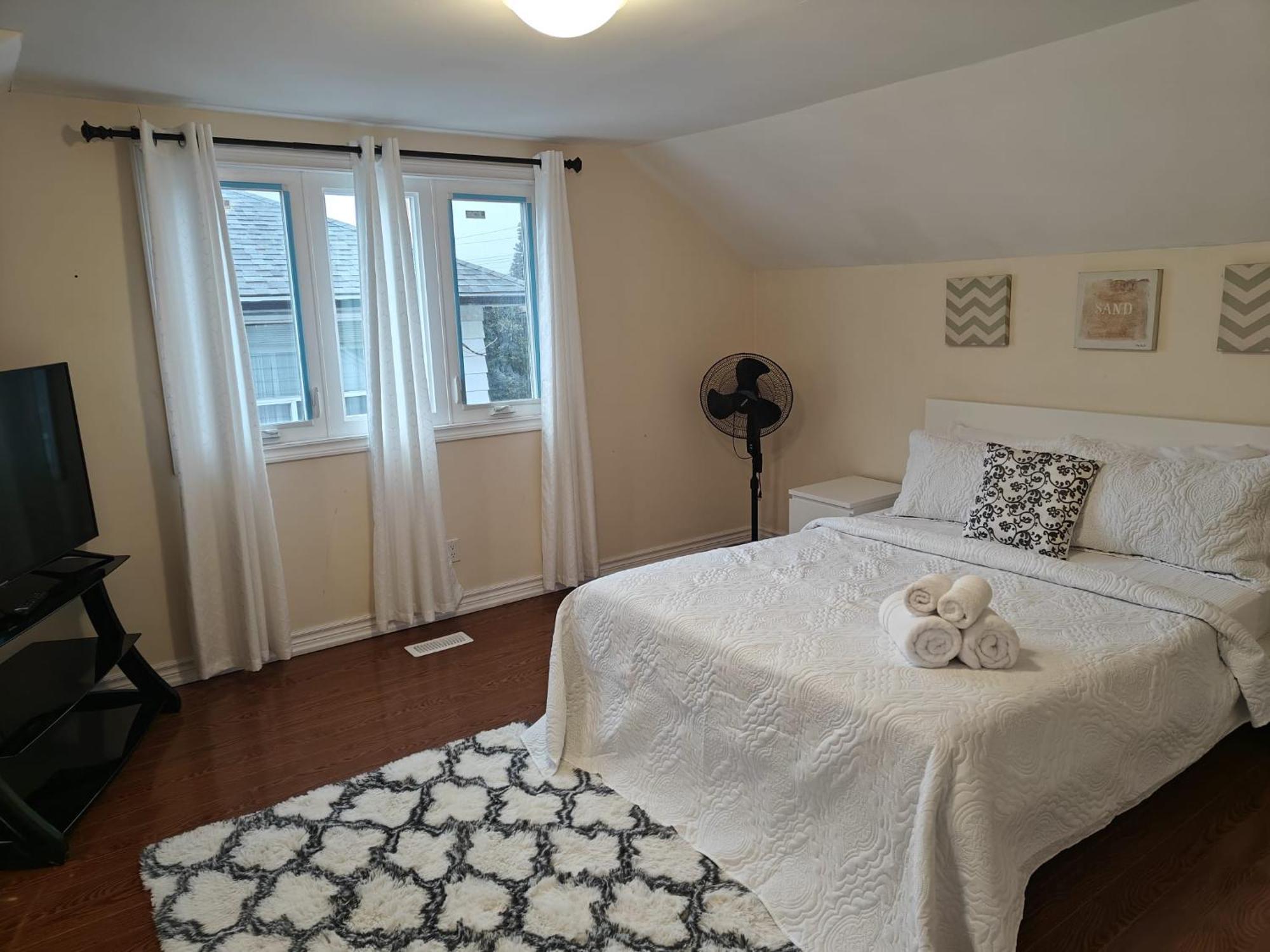 Spacious Mbr Near Kennedy Subway & Go Торонто Екстер'єр фото
