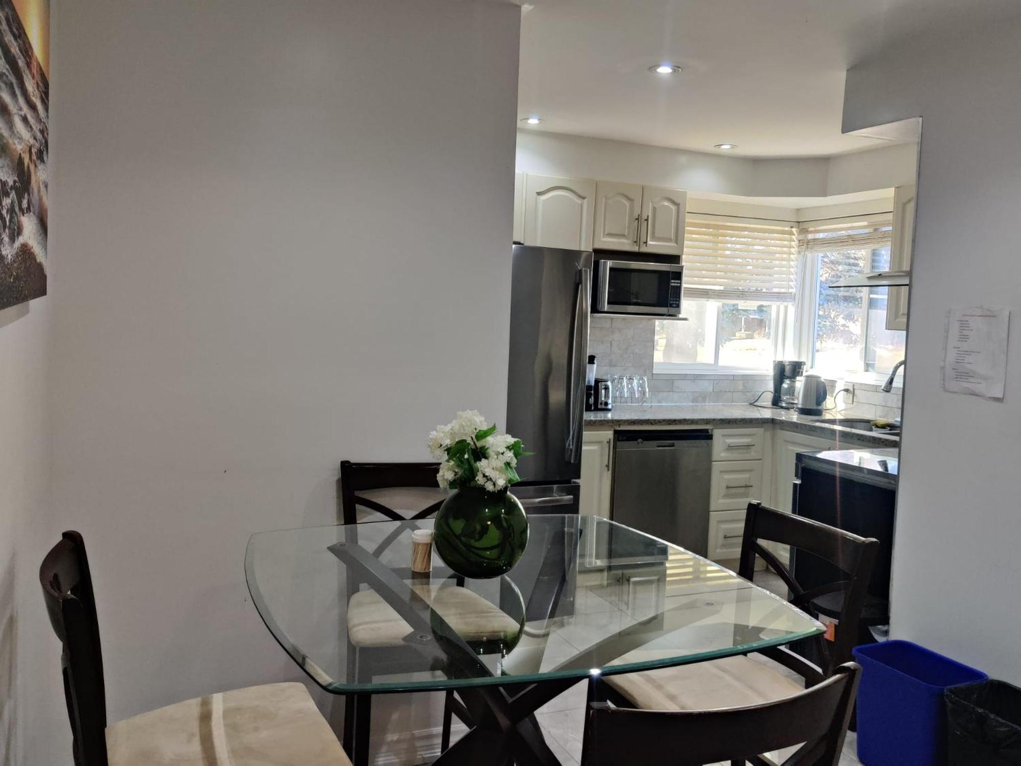 Spacious Mbr Near Kennedy Subway & Go Торонто Екстер'єр фото