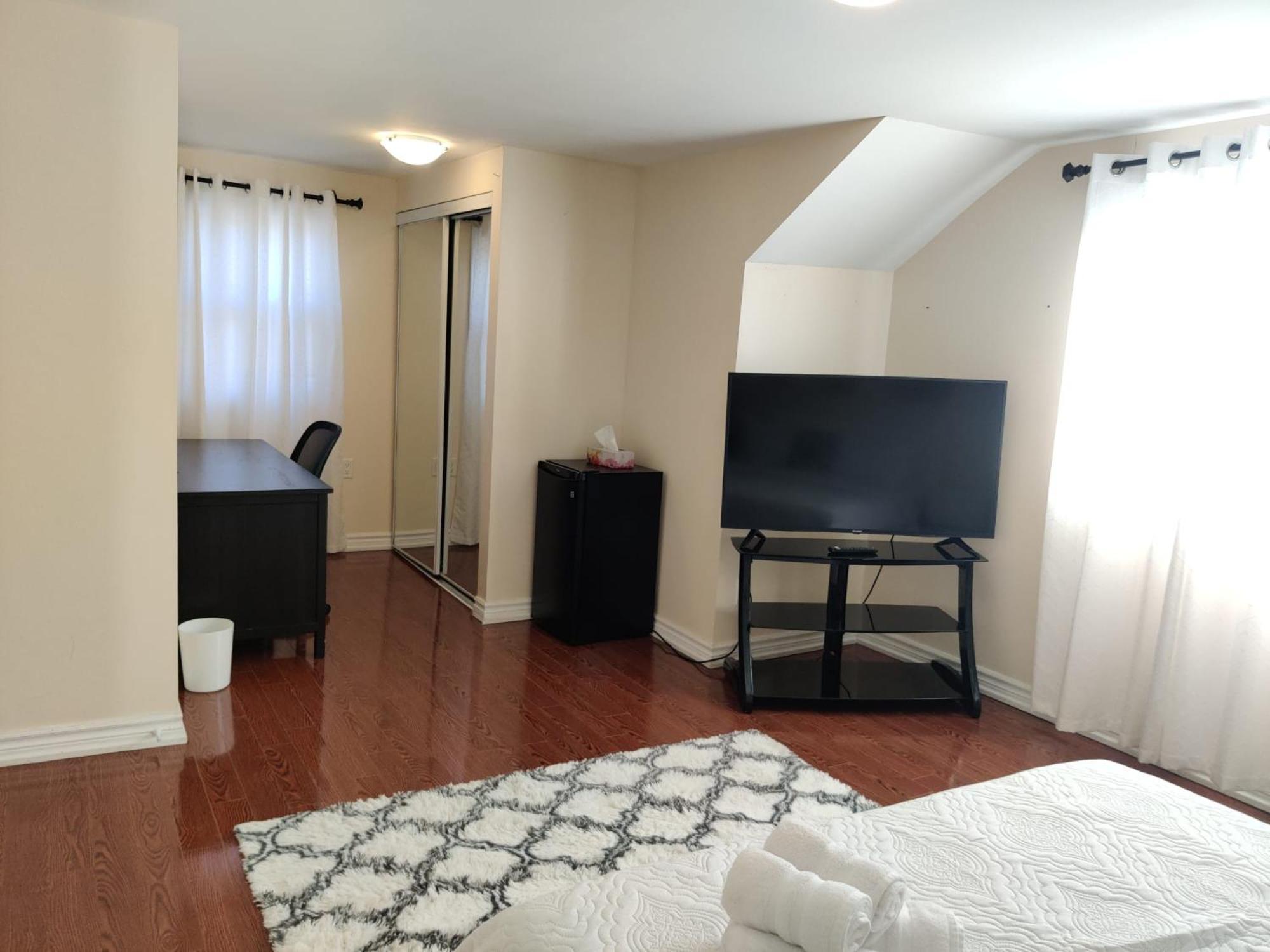 Spacious Mbr Near Kennedy Subway & Go Торонто Екстер'єр фото